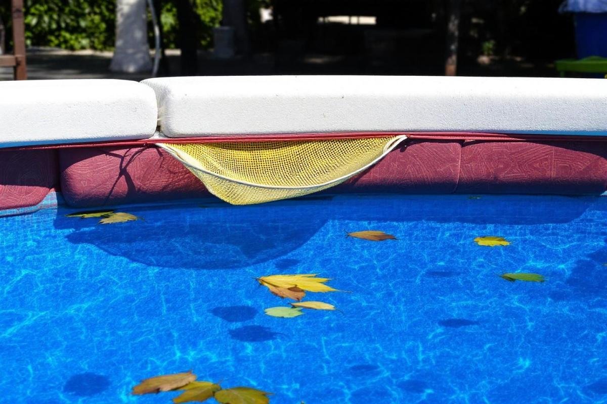 Comment nettoyer le fond de la piscine sans aspirateur​ ?